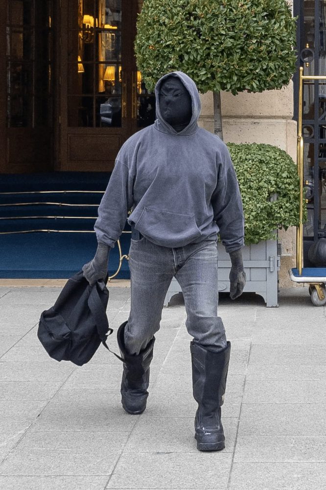 Kanye West bị chỉ trích vì bán quần áo hàng triệu đồng trong túi rác 3 1660783671 29