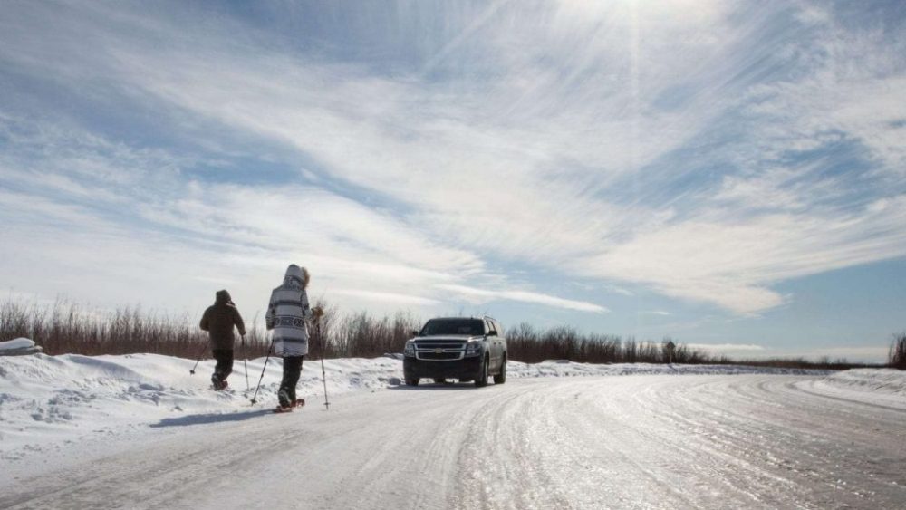Đoạn đường kỳ lạ tại châu Âu – Cấm thắt dây an toàn khi đi xe ôtô, quanh năm phủ băng tuyết alberta ice roads 2000x1125 1660076796 36 1024x576 1