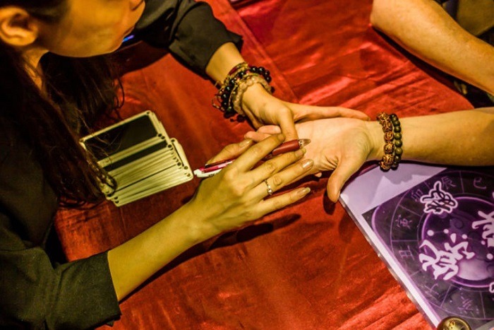 dia-chi-xem-boi-o-ha-noi-tay-1660386690-96 Con gái bày trò lừa đảo mẹ ruột lấy 100 triệu USD dia chi xem boi o ha noi tay 1660386690 96