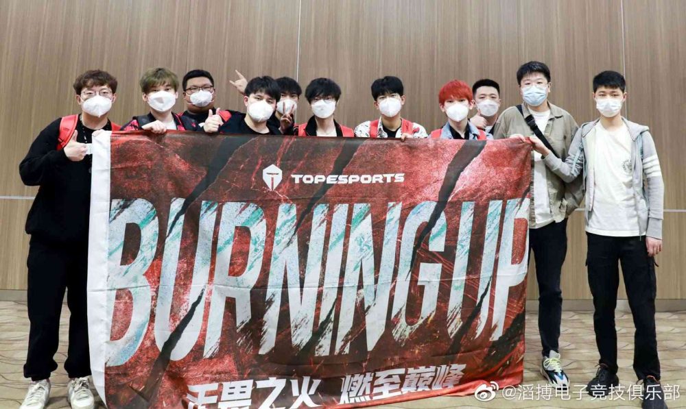 Top Esports cũng đã lên đường tới Mỹ với khẩu hiệu "cháy lên nào" và đặt dòng cap "tiến đến miền đất hứa" trên fanpage Weibo.
