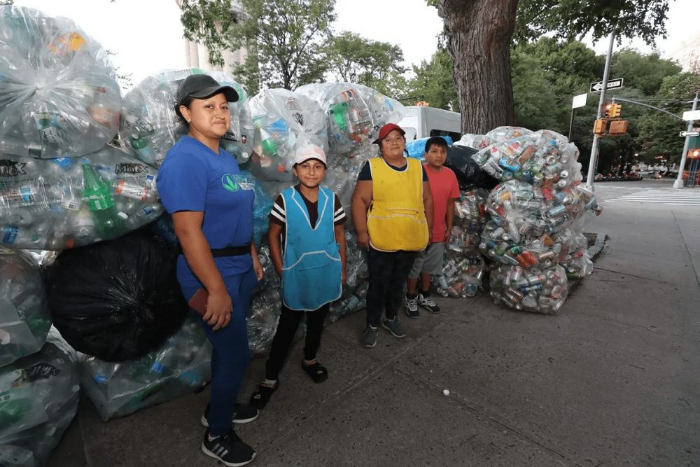 Nâng tầm nghề ‘đồng nát’: Nhặt lon nước trên đường phố kiếm nhẹ nhàng gần 24 triệu mỗi ngày 1 1663720064 51