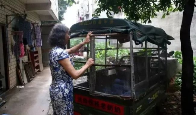 5758b576de-1661950262-73 Người đàn ông mặc đồ phụ nữ 20 năm vì mẹ của mình 5758b576de 1661950262 73