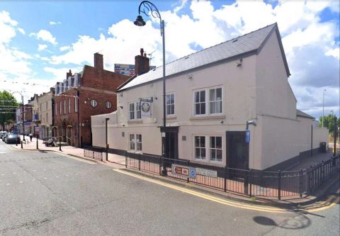 Quán rượu ăn lên làm ra nhờ quy định cấm thiết bị công nghệ và cấm chửi thề 768c85ab b837 4aec bf3a e24a1e213646 1 1664293640 19 480x333 1