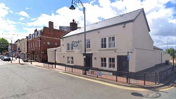 Quán rượu ăn lên làm ra nhờ quy định cấm thiết bị công nghệ và cấm chửi thề 28 Quán rượu ăn lên làm ra nhờ quy định cấm thiết bị công nghệ và cấm chửi thề 768c85ab b837 4aec bf3a e24a1e213646 1 1664294207 83