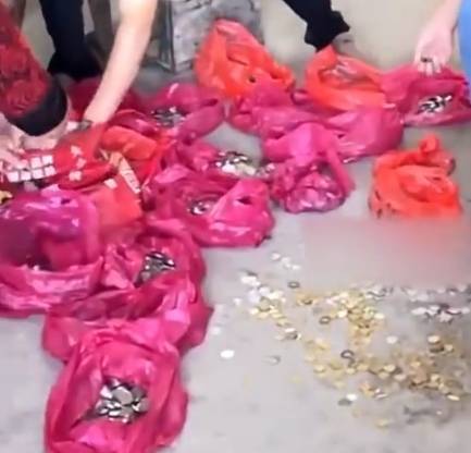 Trung Quốc: Cụ bà 79 tuổi qua đời để lại tủ tiền 14 người đếm không hết anyconv com tacc89i xuc3b4cc81ng 1664104658 26