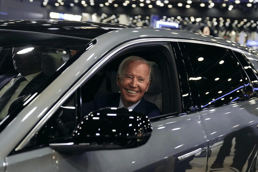 Tổng thống Mỹ Joe Biden quảng cáo xe điện nhưng ảnh minh hoạ lại ngồi trên xe xăng biden 3 1663596635 22