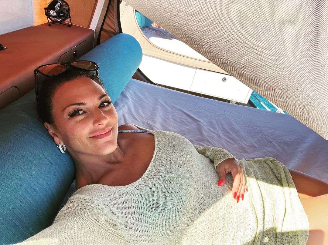 cuddle-therapist-charges-2k-for-touch-01-1664509570-96 Khách hàng phải trả cô gái này 1.300 USD để ôm và ngủ qua đêm cuddle therapist charges 2k for touch 01 1664509570 96