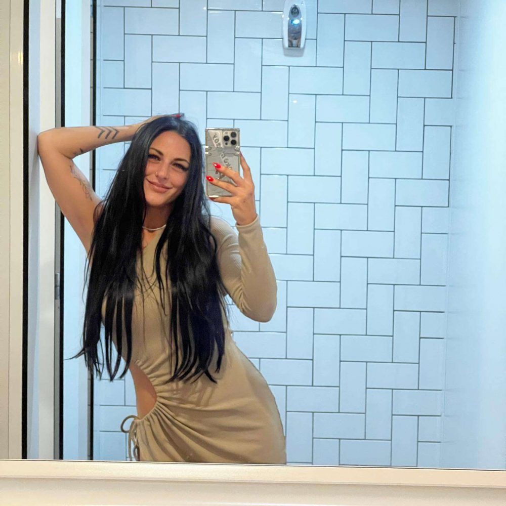 cuddle-therapist-charges-2k-for-touch-03-1664509576-31 Khách hàng phải trả cô gái này 1.300 USD để ôm và ngủ qua đêm cuddle therapist charges 2k for touch 03 1664509576 31