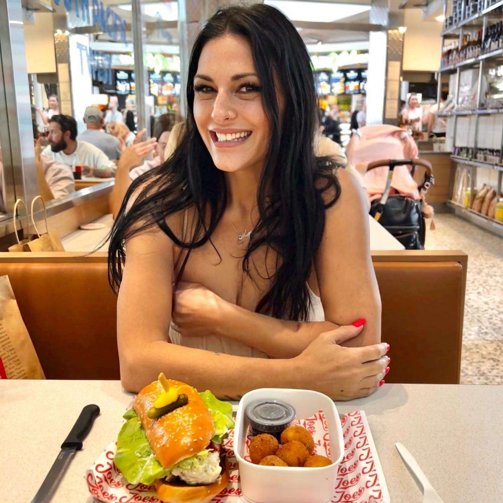 cuddle-therapist-charges-2k-for-touch-07-1664509597-15 Khách hàng phải trả cô gái này 1.300 USD để ôm và ngủ qua đêm cuddle therapist charges 2k for touch 07 1664509597 15