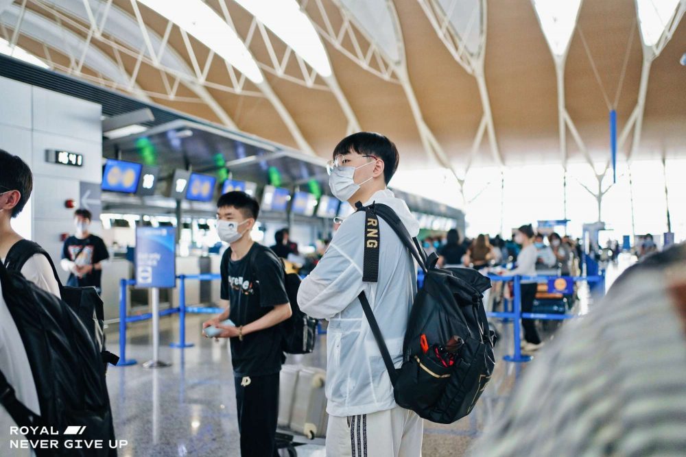 Nhà đương kim vô địch MSI - Royal Never Give Up đã lên đường tới Mexico cách đây 2 ngày, hiện tại đội tuyển này đang "vật vã" leo rank và luyện tập với các tuyển thủ quốc tế.