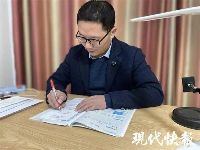 Thầy giáo được gọi là ‘máy in’ vì viết chữ đẹp như tranh tai xuong 1664107180 68