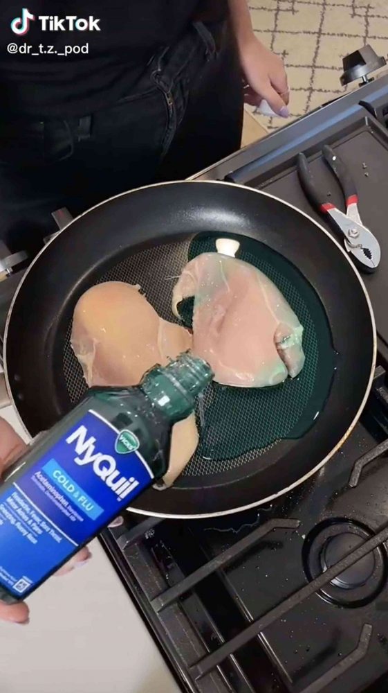 Trào lưu nấu gà cùng thuốc cảm trên TikTok có thể gây chết người warning nyquil chicken 05 1663903053 27