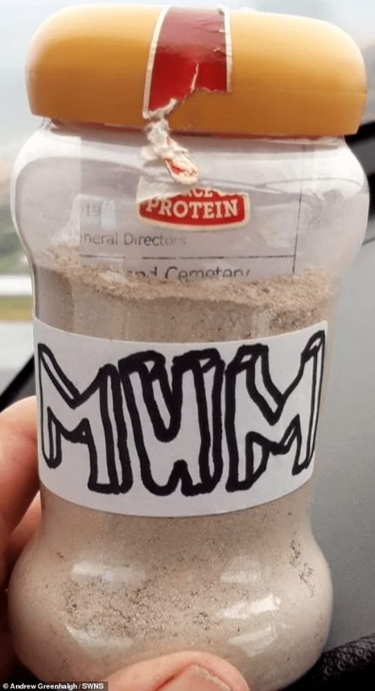 Người con dùng trực thăng bay 4.800 km khắp đất nước để rải tro cốt của mẹ 2 1664969109 100