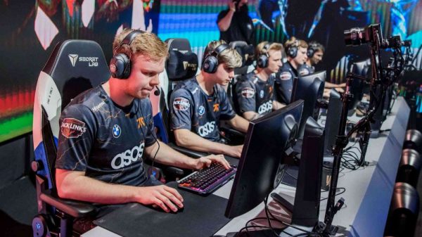 CKTG 2022: Xét nghiệm chậm trễ, Riot Games làm hàng chục tuyển thủ ‘đợi dài cổ’ chờ đến lượt 52400744898 5af15342e1 k 1665551360 35