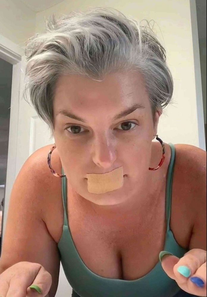 Trào lưu bịt mồm khi ngủ để giảm tiếng ngáy bị chỉ trích trên TikTok danmom2 1 1664548389 97