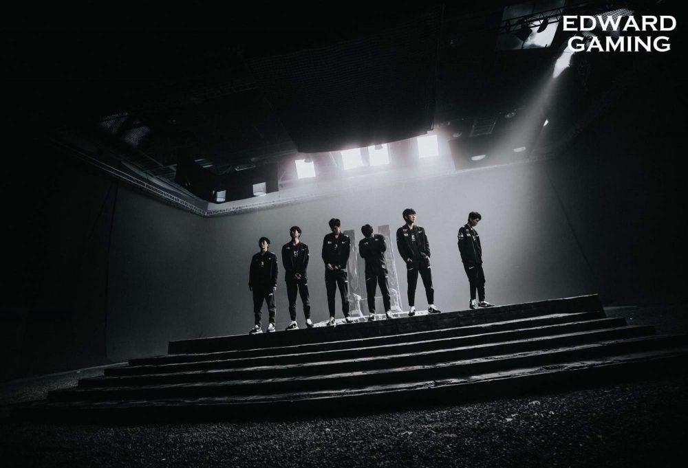 EDG chia sẻ hình ảnh ẩn ý cả đội đang đứng trên cao và bảo vệ ngôi vương tại CKTG 2022.