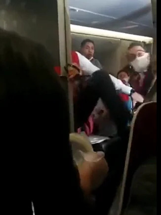 fight_p-1666231676-94 Chuyến bay phải hạ cánh khẩn cấp vì hành khách cắn tiếp viên fight p 1666231676 94