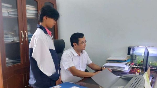 Nam sinh lớp 10 tự nguyện giao nick Liên Quân cho thầy hiệu trưởng với quyết tâm bỏ game, tập trung học hành lien quan 1665388981 21 e1665389011601