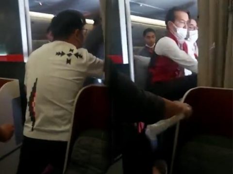 newsinner_20221018062917_1-1-1666231651-59-480x360-1 Chuyến bay phải hạ cánh khẩn cấp vì hành khách cắn tiếp viên newsinner 20221018062917 1 1 1666231651 59 480x360 1