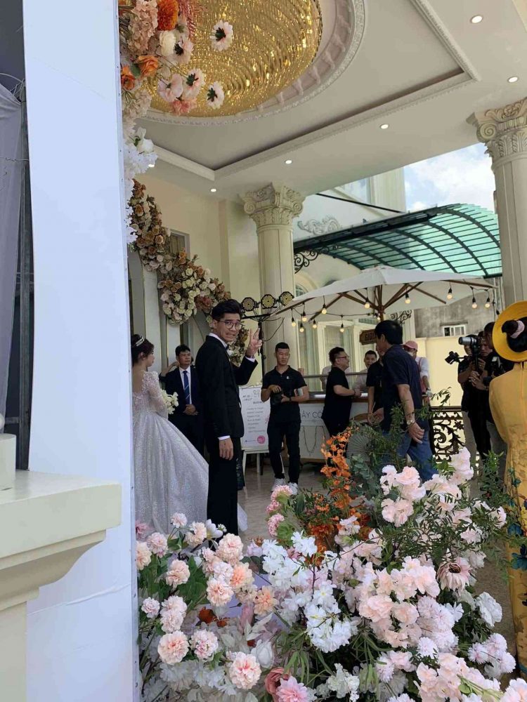 Nam streamer tạo dáng hài hước trong lúc đón khách.