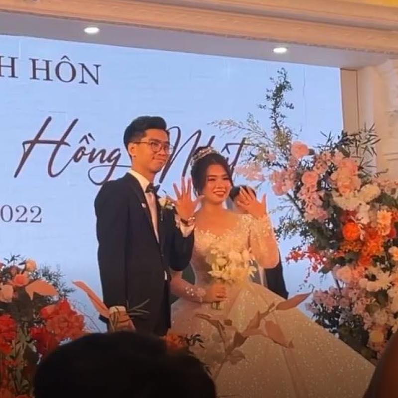 Cô dâu chú rể khoe nhẫn cưới.
