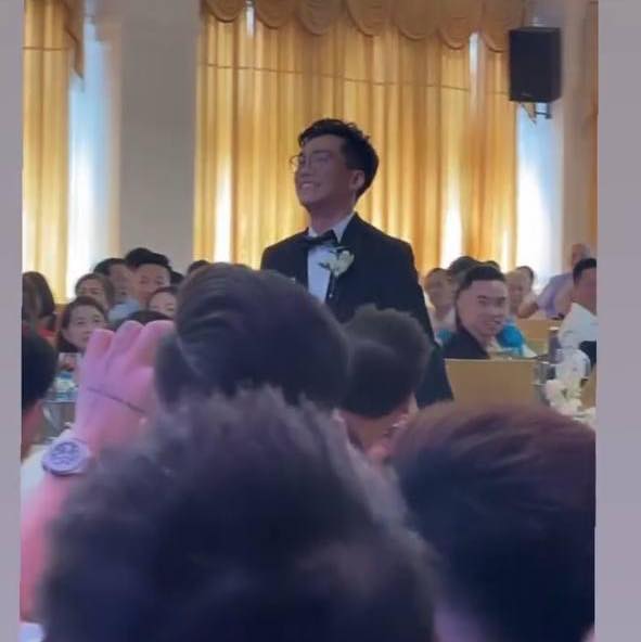 Hình ảnh chú rể tươi cười hạnh phúc trong ngày cưới.