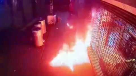 Phỏng hỏa đốt nhà hàng vì cho rằng nhân viên phục vụ sai món queens man fire restaurant food tiff 07 1666146890 69 480x269 1