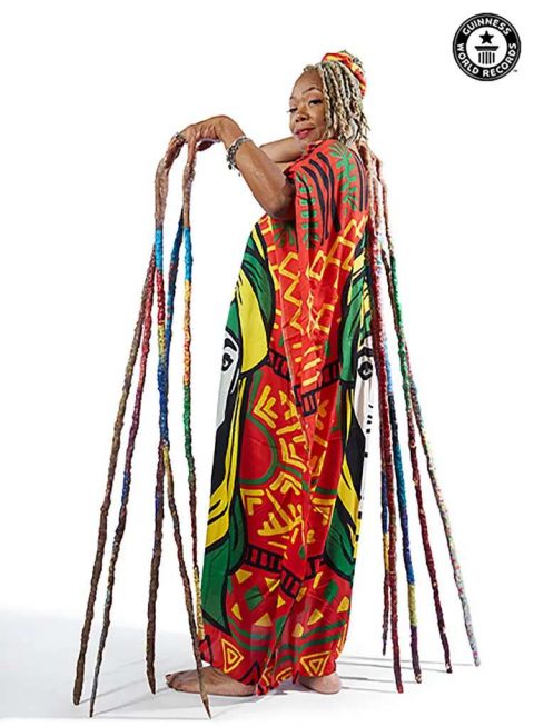 woman-longest-fingernails-bathroom-03-1665106255-63-480x654-1 Người phụ nữ với bộ móng tay dài 13m, đã không cắt kể từ năm 1997 woman longest fingernails bathroom 03 1665106255 63 480x654 1