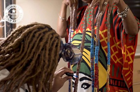 woman-longest-fingernails-bathroom-08-1665106234-23-480x316-1 Người phụ nữ với bộ móng tay dài 13m, đã không cắt kể từ năm 1997 woman longest fingernails bathroom 08 1665106234 23 480x316 1