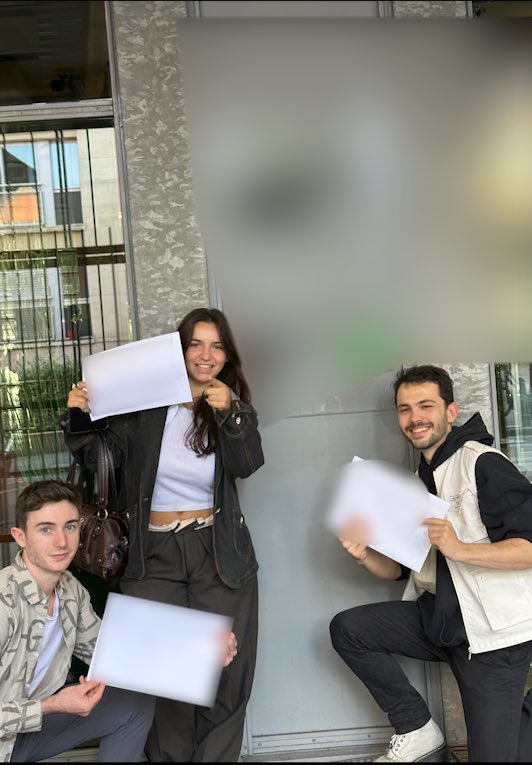 Rosenfeld chia sẻ ảnh mình và nhóm của mình ký hợp đồng cùng Riot Games.