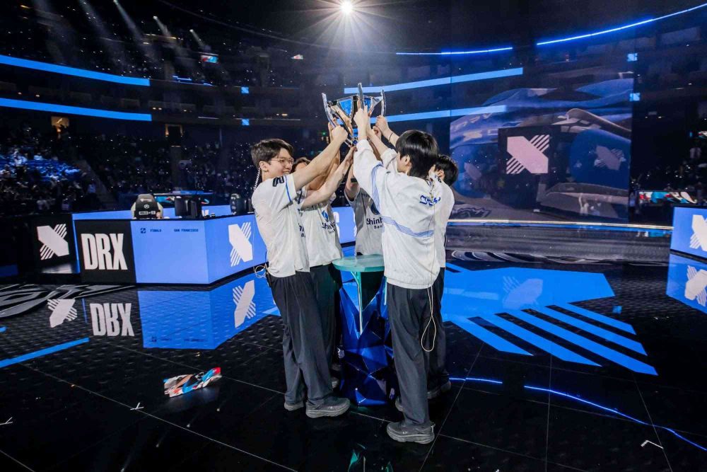 DRX là đội tuyển duy nhất trong lịch sử LMHT vượt qua Vòng Khởi Động và vô địch CKTG.