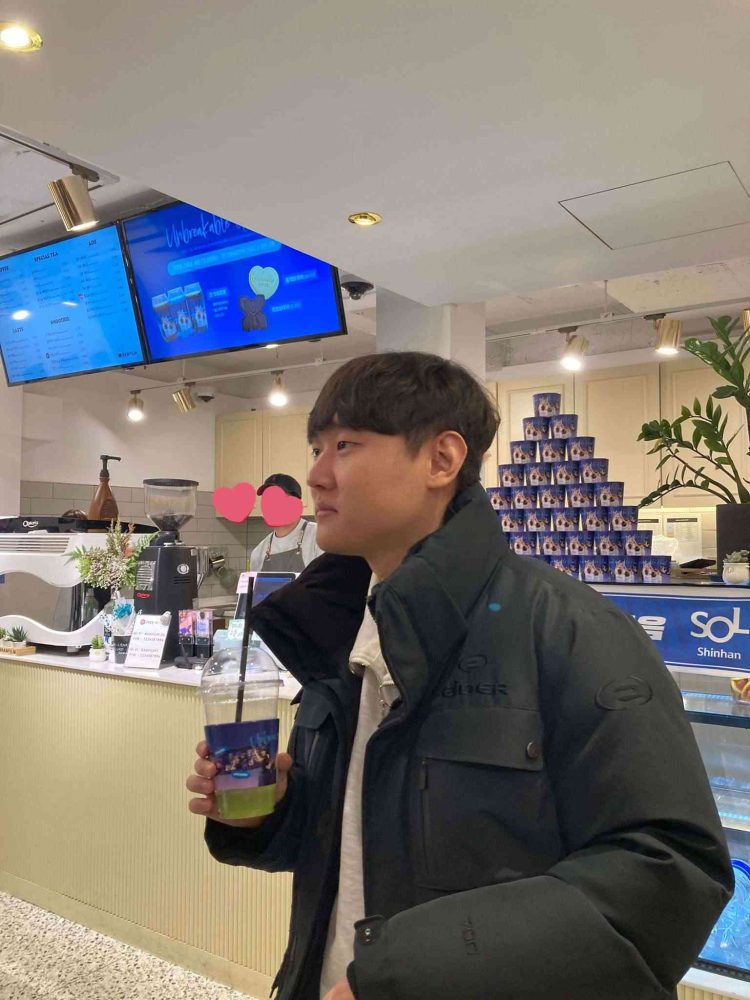 Một số hình ảnh tại quán cafe trang trí theo chủ đề DRX vô địch CKTG 2022.