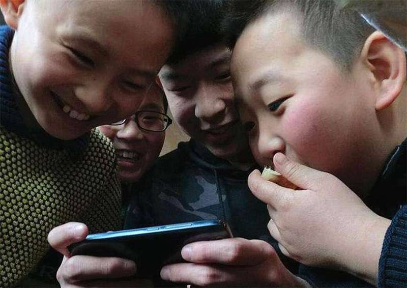 Chơi game mobile phát triển.