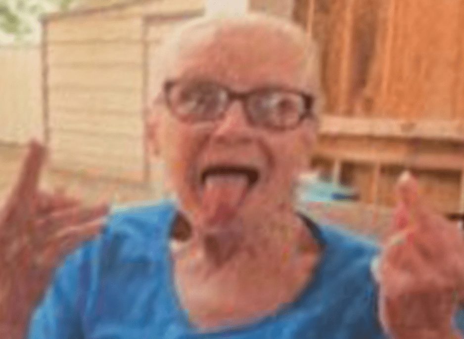 grandma-funeral-1666416034-39 Bà cụ dặn mọi người trong đám tang nhớ giữ liên lạc với mình bằng bảng cầu cơ grandma funeral 1666416034 39