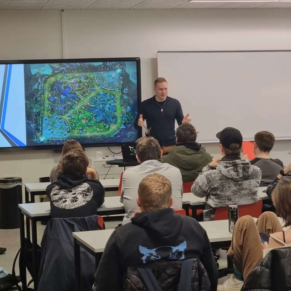 Broxah trực tiếp giảng dạy về LMHT với chuyên môn cá nhân của mình.