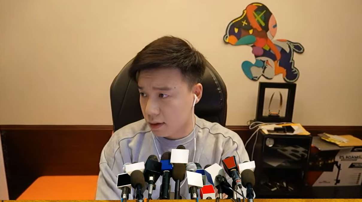 Toyz trong buổi livestream cuối cùng trước khi đi tù.