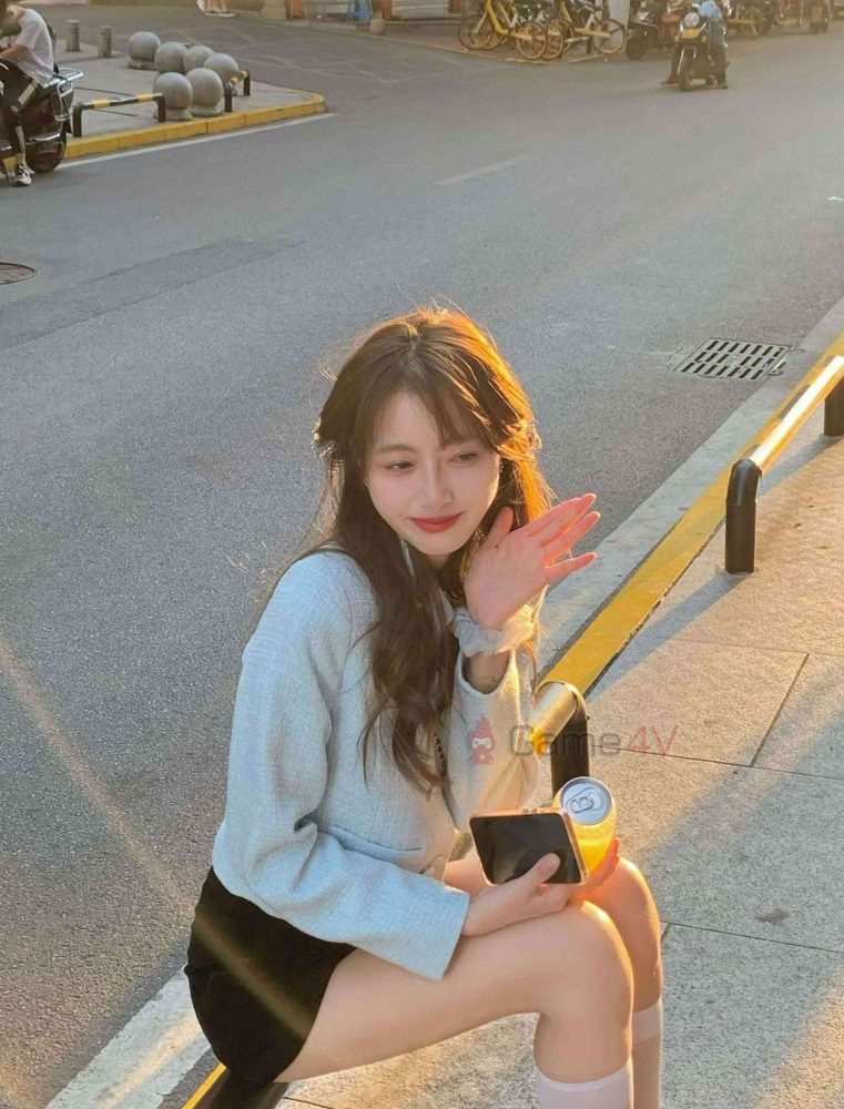 Nữ KOL này cực kỳ yêu thích những góc chụp có thể khoe đôi chân "trắng không tì vết" của mình.