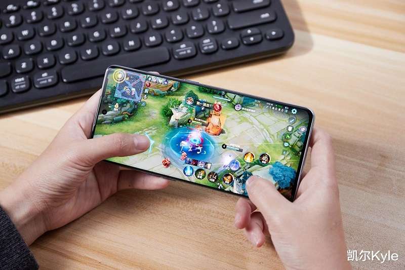 Chơi game mobile vẫn là hình thức phổ biến.