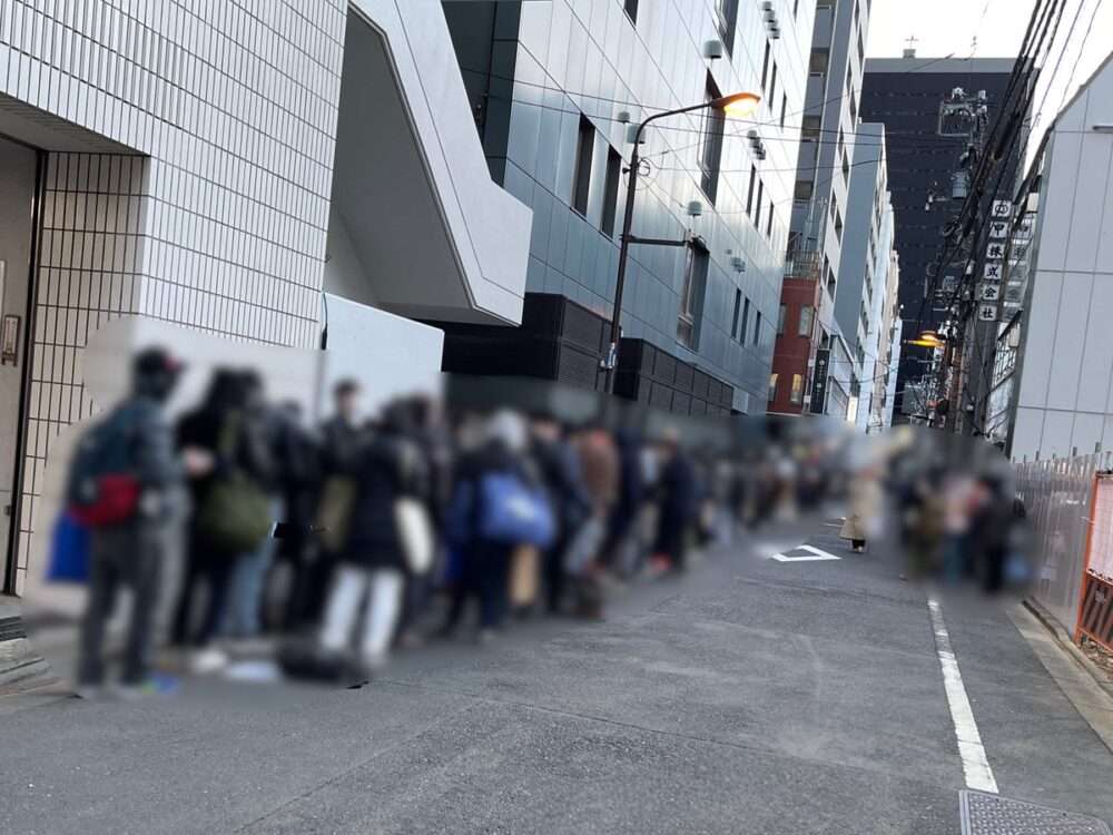 Người mua game xếp hàng dài kín con phố.