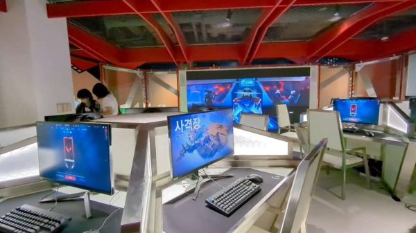 Riot Games xây hẳn ‘quán net’ ở sân bay cho hành khách ‘tryhard’ LMHT riot games booth incheon airport 2 1670295056 44