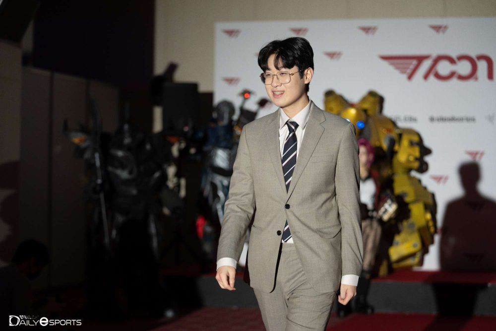 Các thành viên T1 xuất hiện với trang phục lịch lãm như diễn viên, ca sĩ nổi tiếng. (ảnh từ phóng viên Kenzi)