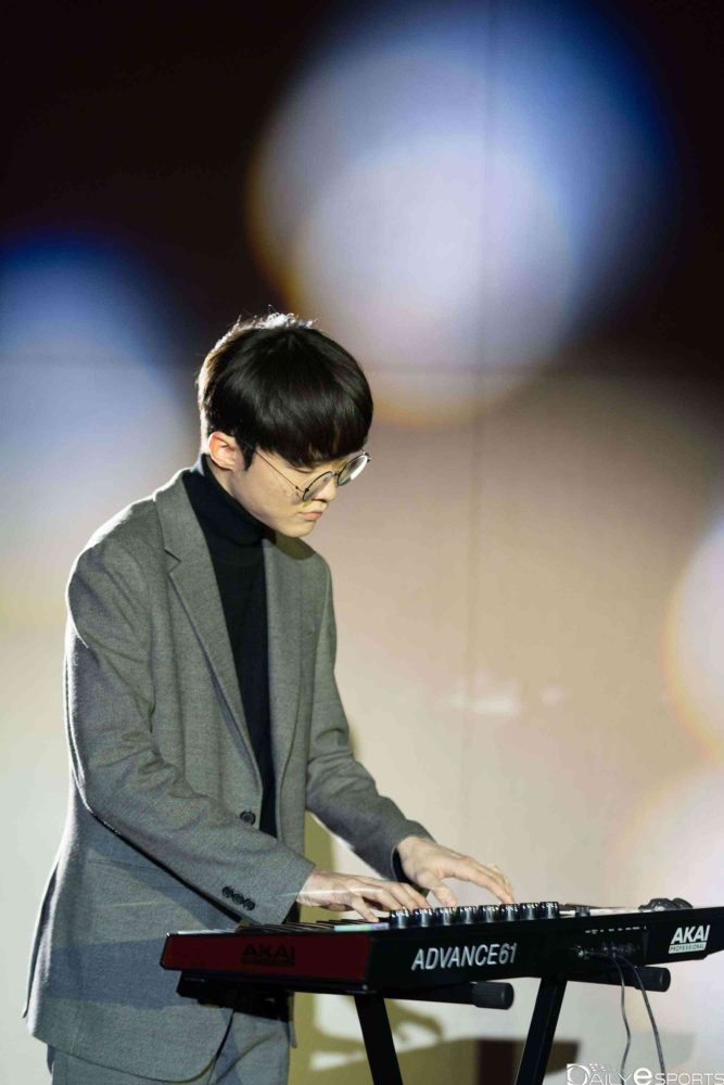 Faker chơi piano và xuất hiện như Idol Kpop tại T1 Con 2022 t1 5 1672473956 71