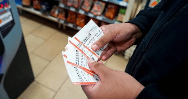 Bị chia tay vì quá nghèo, anh chàng mua vé số theo ngày sinh của người yêu cũ thì bất ngờ trúng độc đắc trung so 2 1671192063 36