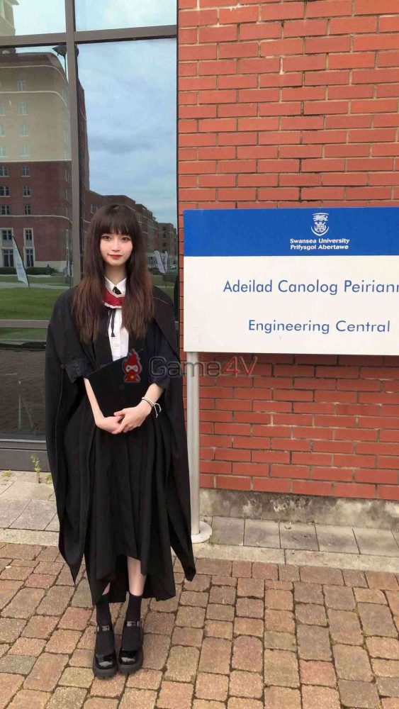 Yanako trong buổi lễ nhận bằng cử nhân gần đây.