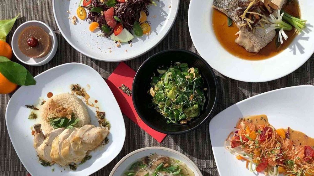 Mâm cơm có khá nhiều món ăn quen thuộc với Tết phương Đông nhưng được sắp xếp theo phong cách phương Tây.