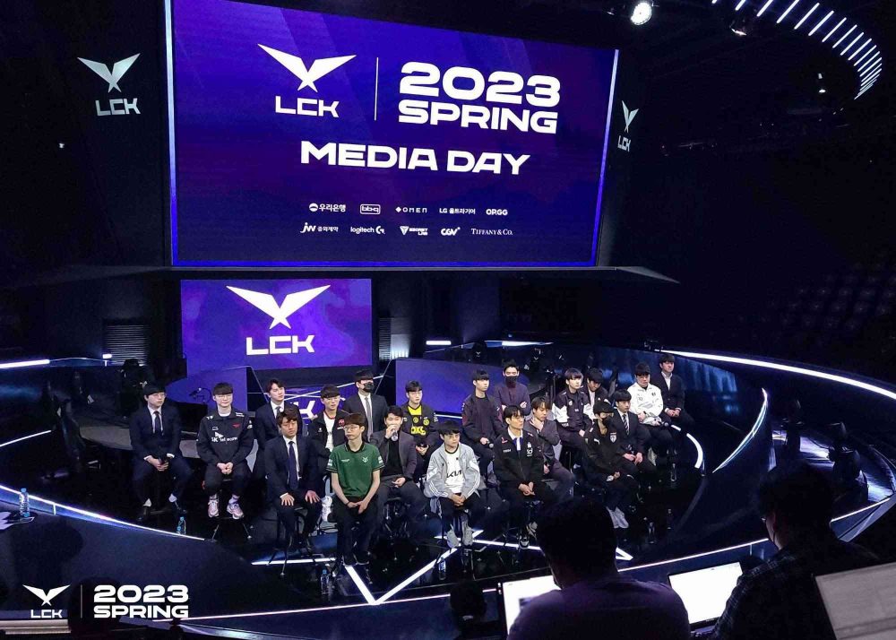 Đại diện mỗi đội tuyển tham dự họp báo. (ảnh từ LCK).