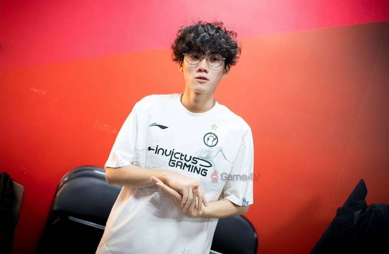 Tên thật của tuyển thủ sinh năm 2004 này là Chau Shu Tak (鄒樹德).