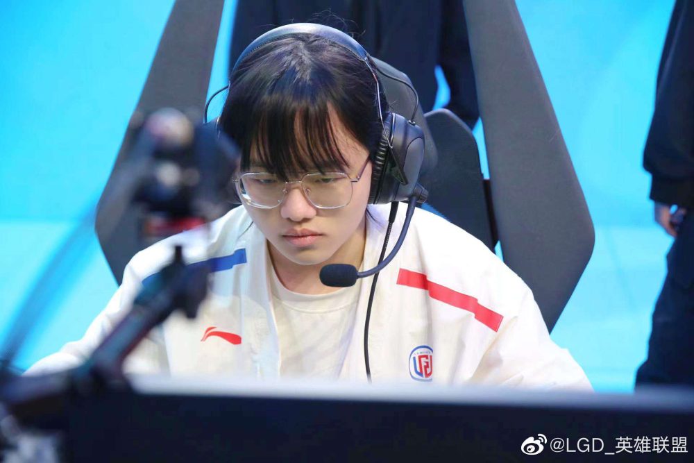 Không những buộc tóc đuôi ngựa, phần tóc trước mái của xqw cũng có kiểu tạo dáng khá nữ tính.