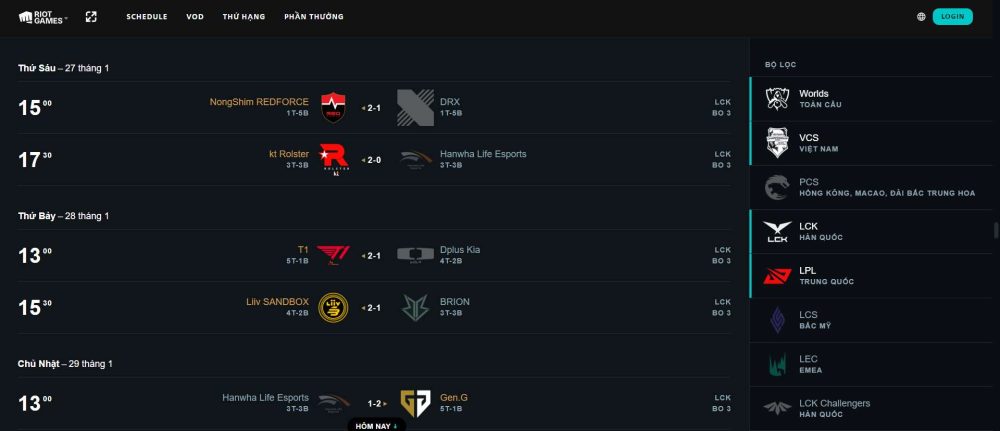 Đăng nhập ở góc phải màn hình, sau đó tìm kiếm một giải đấu đang được phát sóng trực tiếp.