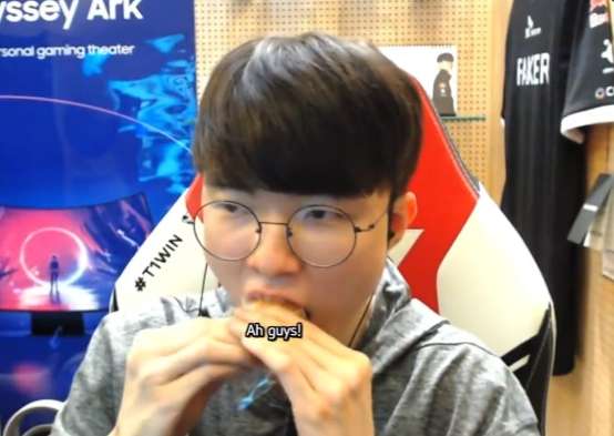 "Ẩm thực gia" nhà T1 "review" hương vị bánh của Keria cho fan.